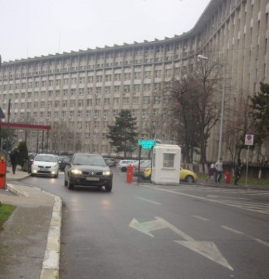 Paznicii de la spitale, obligaţi să dea o declaraţie că nu primesc 